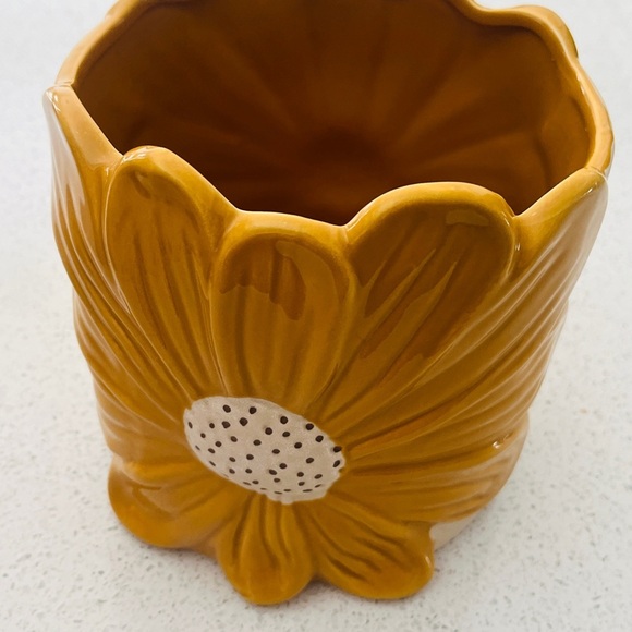 Yellow and White Flower pot with Textured Accents - Picture 3 of 6